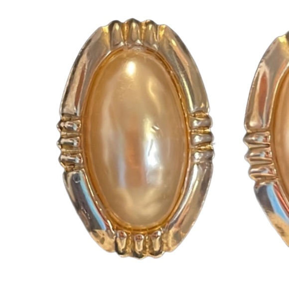 1.5” mixed metal gold tone stud earrings with large oval simulated pearl setting - Picture 8 of 13